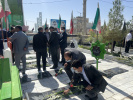 حضور کارکنان دانشگاه جامع علمی کاربردی استان در آئین غبارروبی و عطر افشانی مزار شهدا زاهدان در اولین روز از هفته دولت
