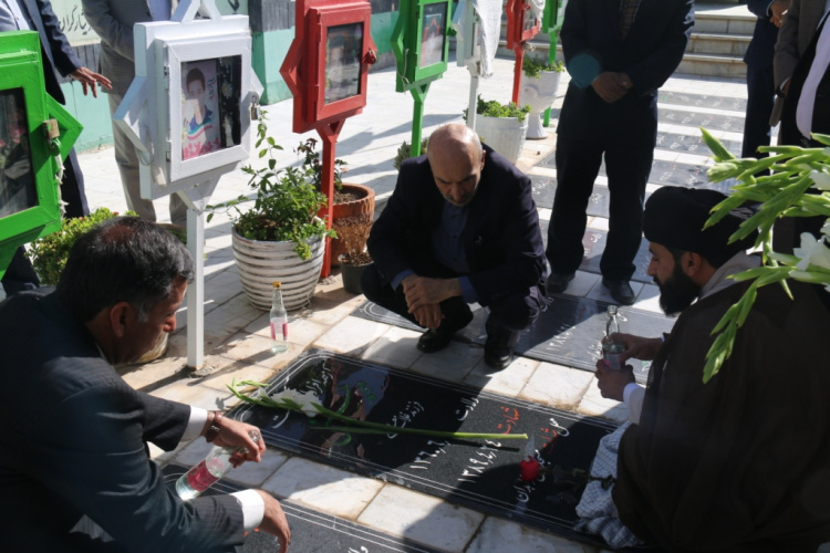با حضور ریاست دانشگاه جامع علمی کاربردی مراسم غبار روبی و عطرافشانی مزار شهدا شهر زاهدان برگزار شد
