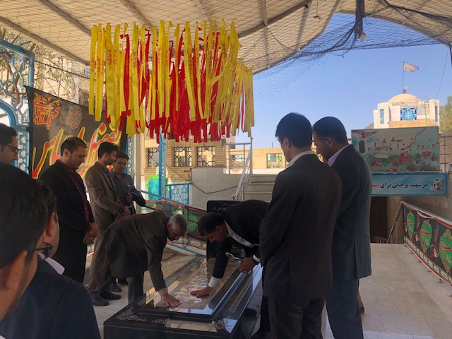 غبار روبی و عطرافشانی مزار شهدا به مناسبت گرامیداشت هفته دفاع مقدس با حضور ریاست و کارکنان دانشگاه جامع علمی کاربردی استان سیستان و بلوچستان