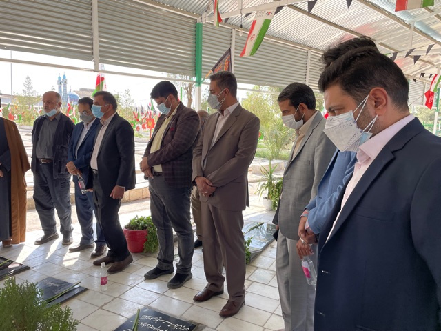 مراسم غبار روبی و عطرافشانی مزار شهدا به مناسبت گرامیداشت هفته دفاع مقدس با حضور کارکنان دانشگاه جامع علمی کاربردی استان برگزار شد