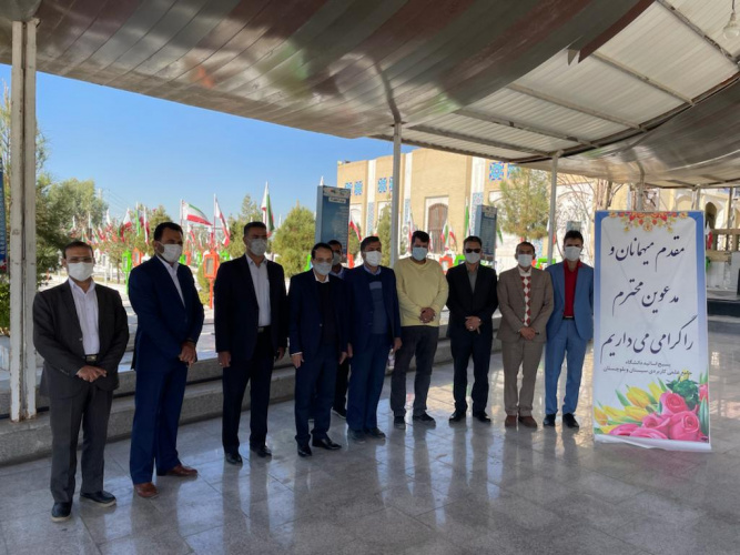مزار مطهر شهدای زاهدان با حضور مدرسان و کارکنان دانشگاه جامع علمی کاربردی غبارروبی و عطرافشانی شد