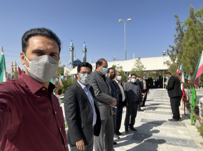 حضور کارکنان دانشگاه جامع علمی کاربردی استان در آئین غبارروبی و عطر افشانی مزار شهدا زاهدان در اولین روز از هفته دولت