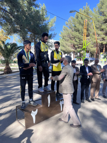 قهرمانی دانشجوی دانشگاه جامع علمی کاربردی استان سیستان و بلوچستان در مسابقات دوومیدانی استقامت شهری به مناسبت روز دانشجو