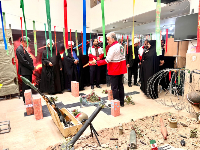 بازدید رئیس دانشگاه جامع علمی کاربردی استان سیستان و بلوچستان از نمایشگاه هفته دفاع مقدس مرکز هلال احمر زاهدان